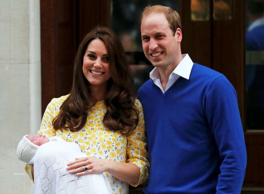 El príncipe Guillermo de Inglaterra y su esposa Catalina mostraron a la recién nacida.