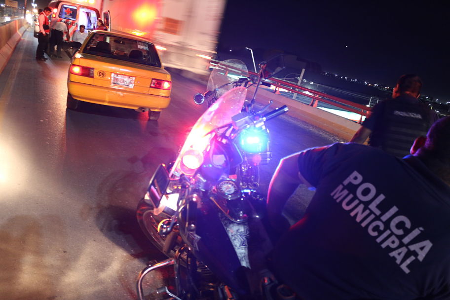 Un taxista arrolló a dos elementos de la policía municipal de Torreón, al intentar huir de una camioneta que le cerró el paso y lo amenazó con armas l