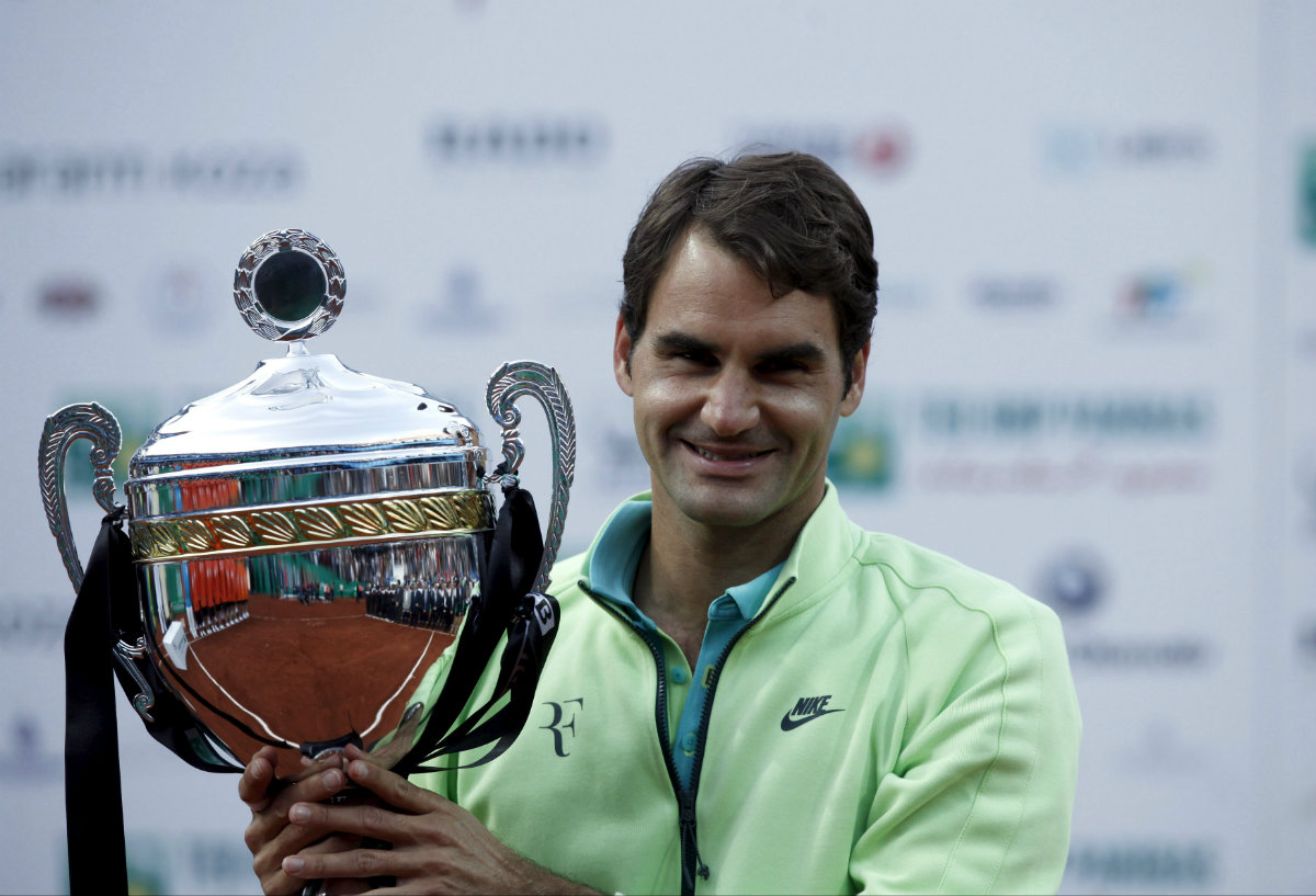 Federer con el trofeo 