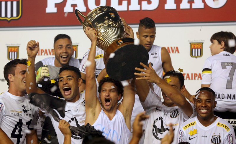 Jugadores de Santos con el trofeo de campeón 