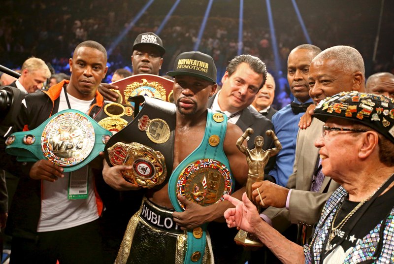 Mayweather con sus cinturones 