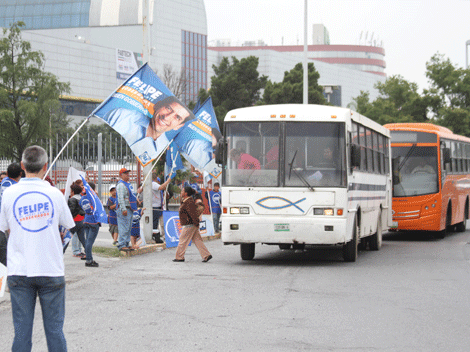 Muchos panistas llegaron en camiones de transporte privado.