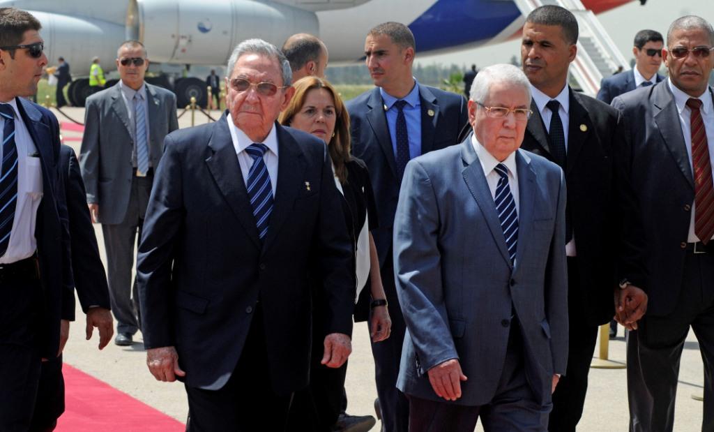 El presidente cubano fue recibo en el aeropuerto por el vocero del Senado argelino, Abdelkader Bensala.