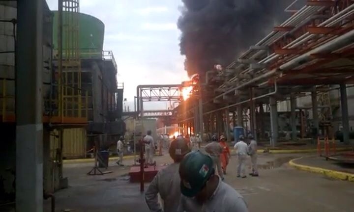 Se registró un incendio en la línea de recirculación de gasolinas primarias asociada a la operación de tanques de la refinería Lázaro Cárdenas.
