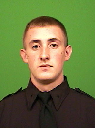 El agente de 25 años, Brian Moore, falleció en el Hospital Jamaica de Queens donde se encontraba ingresado desde el ataque.