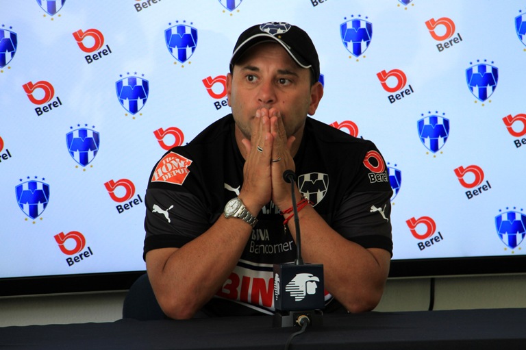 Antonio Mohamed, técnico de Rayados, durante una rueda de prensa