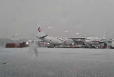 La caída de granizo en el Aeropuerto Internacional de la Ciudad de México hizo que fueran cerradas las pistas.