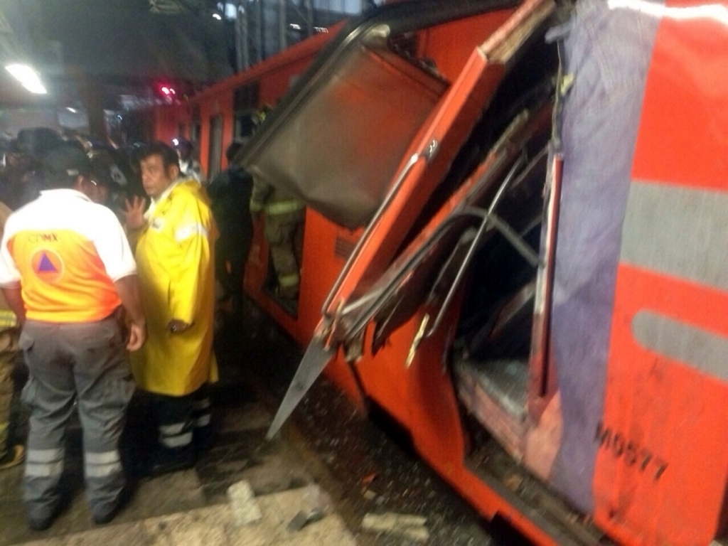 El choque de dos trenes en la estación Oceanía del Metro dejó un saldo de 12 heridos.