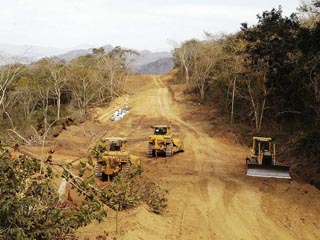 En un escenario con 100% de deforestación se puede comprobar que la temperatura sube de 3 a 5 grados y disminuyen las precipitaciones entre 20 y 30%