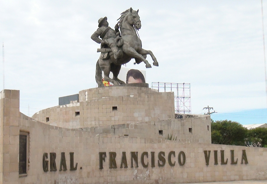 Hombres ilustres de México como Benito Juárez, Francisco Villa o Guadalupe Victoria tienen un monumento en la capital del Estado. 