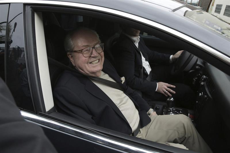 Jean-Marie Le Pen (i), sonríe a los medios al abandonar la sede de su partido, el Frente Nacional, en Nanterre, a las afueras de París