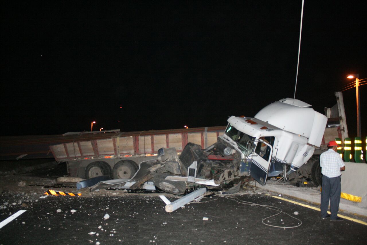 Tráiler que chocó en puente Tampico