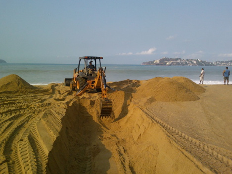 Con trascabos comenzaron a mover la arena de las playas de Acapulco.
