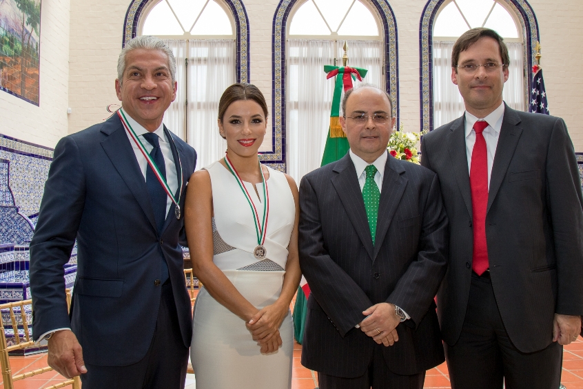 La actriz Eva Longoria y el empresario Javier Palomarez recibieron hoy aquí el premio Ohtli