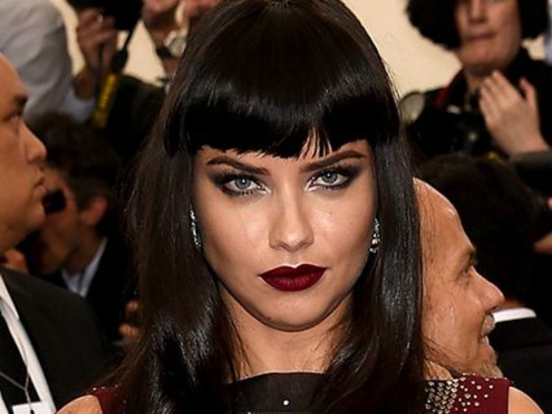 Adriana Lima. La súper modelo se arriesgó y combinó un labial muy oscuro con sombras plateadas. El fleco completa un look que recuerda a las musas del