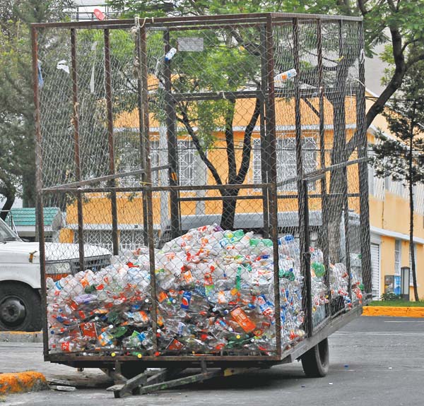 Las botellas de bebidas generan ganancias a la industria.