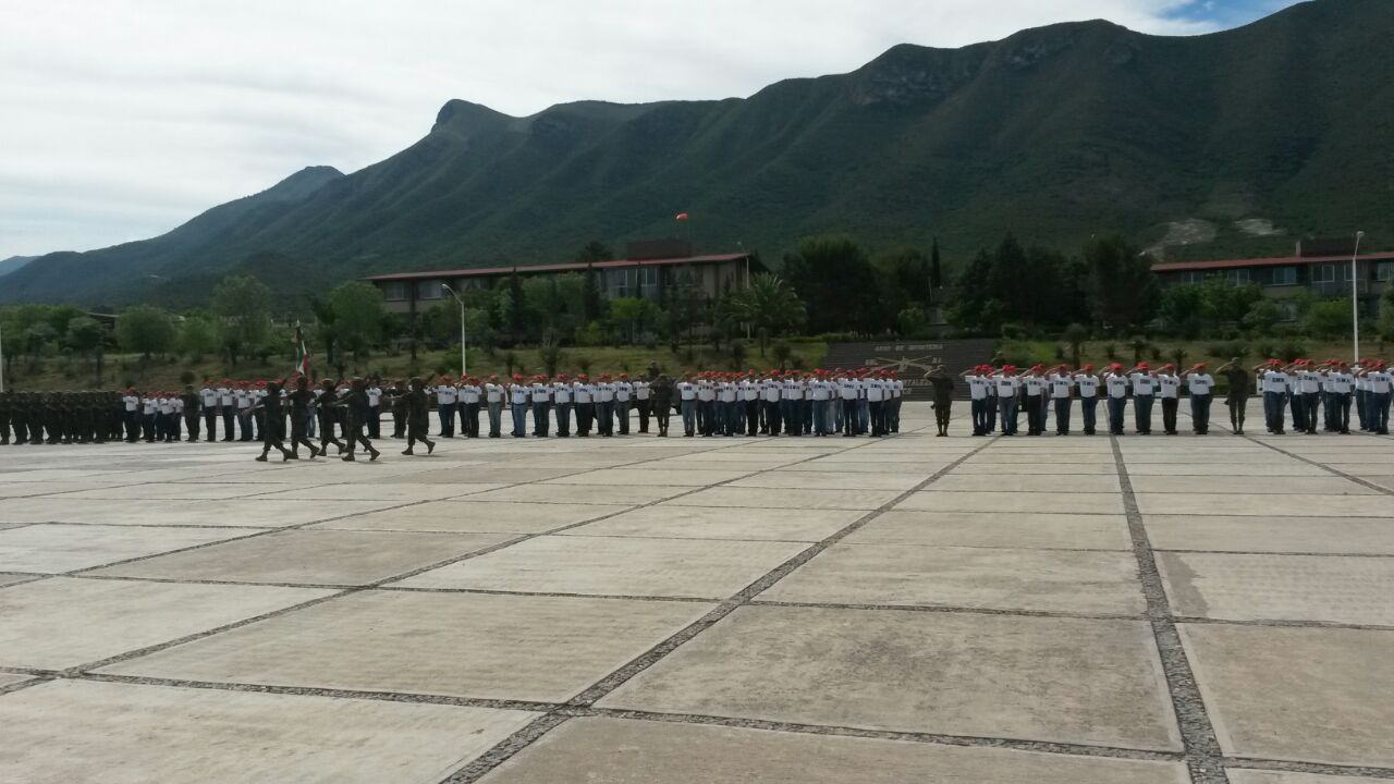 Los 140 nuevos militares se comprometieron a honrar y defender con lealtad la bandera de México.