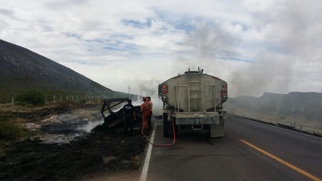 Bomberos comenzaron a apagar el fuego, el cual se propagó por la maleza a un costado de la carretera.