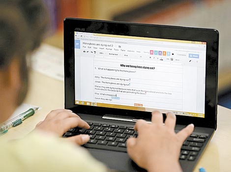 Estar en la computadora da comodidad para que se relacionen.