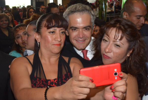 El jefe de Gobierno capitalino del Distrito Federal, Miguel Ángel Mancera, convivió con trabajadoras de la Consejería Jurídica en el festejo por el Dí