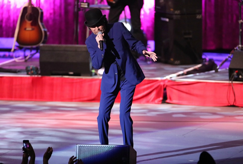 Joaquín Sabina interpreta temas de 19 días y 500 noches en el Telmex