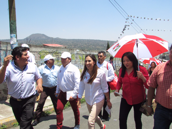 Mariana Moguel Robles visitó a vecinos del pueblo de San Francisco Tecoxpa, en Milpa Alta.
