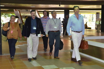 Miembros de la delegación del gobierno colombiano llegan al Palacio de Convenciones en La Habana 