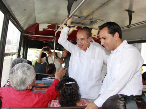 El ex presidente Felipe Calderón acompañado del candidato del PAN a la alcaldía de Mérida, Mauricio Vila Dosal, escucharon las peticiones de los usuar