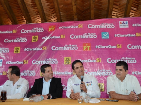El abanderado del PRD al gobierno de Michoacán, Silvano Aureoles con el ex diputado federal, Julio Castellanos y el ex líder del PAN, Germán Tena, en 