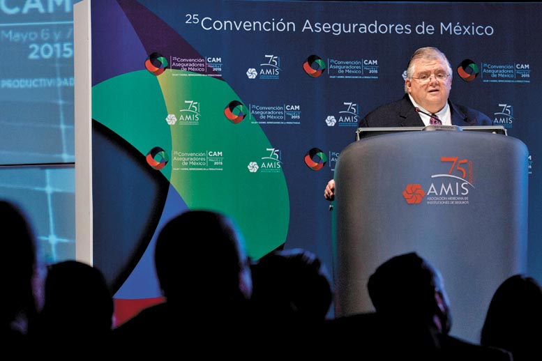 Agustín Cartens exponente principal de la 25 Convención de Aseguradores de México.