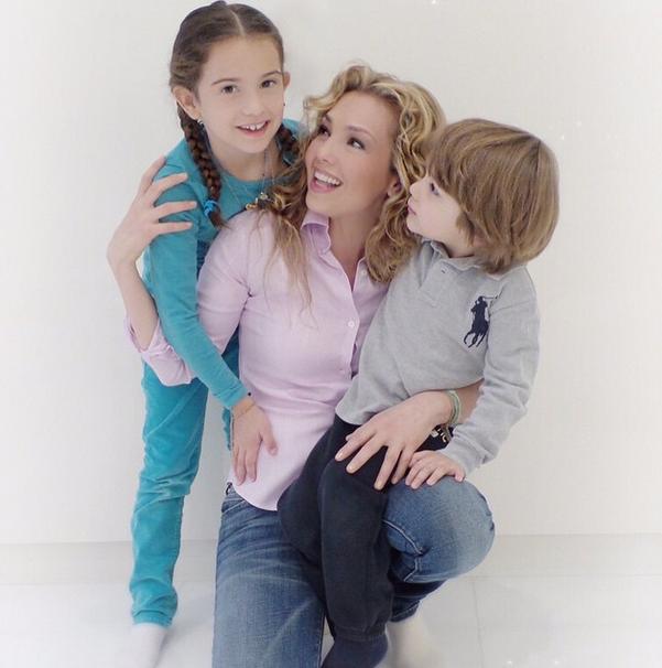 La cantante mexicana posó acompañada de sus hijos Sabrina y Matthew. 