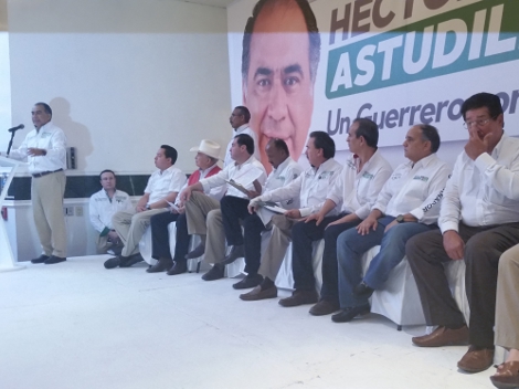 El coordinador de la fracción del PRI en el Senado, Emilio Gamboa Patrón, y los legisladores René Juárez Cisneros y Manuel Cavazos Lerma, así como el 