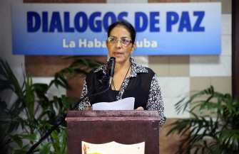 Erika Montero, miembro de la delegación de las FARC, lee una declaración del grupo guerrillero hoy en el Palacio de Convenciones de La Habana