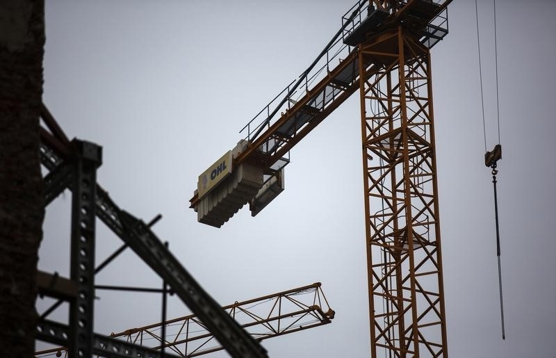 El logo de la constructora española OHL en una grúa, en una construcción.