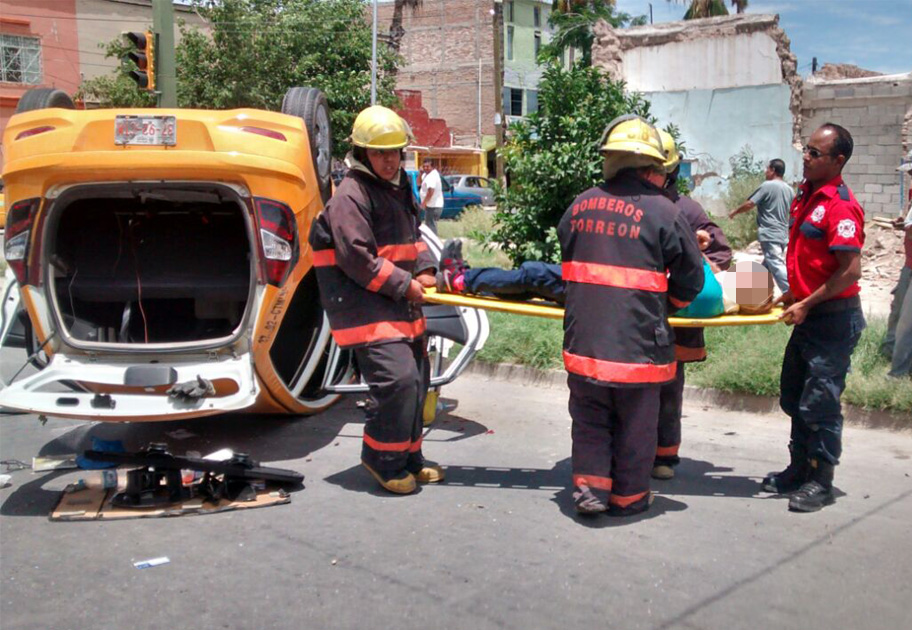 Una pasajera que viajaba a bordo del taxi resultó con serias lesiones en varias partes del cuerpo.