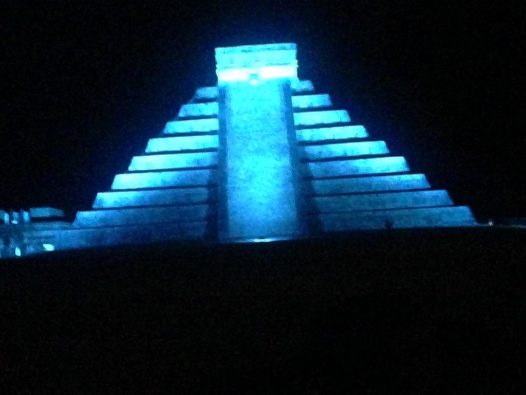 La pirámide del Kukulkán se encendió en diferentes colores acompañada de música 