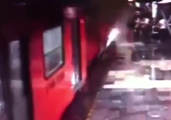 Usuarios de Twitter difundieron un video del momento en el que un tren choca con otro en la estación del Metro Oceanía.