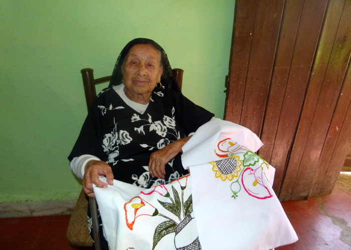 A sus 94 años de edad, Candelaria Yáñez Blanco, todavía borda manteles y mantillas.