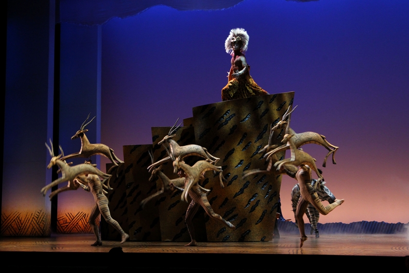 Carlos Rivera interpreta a Simba en 'El rey león'. 