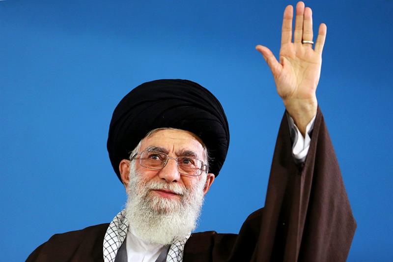 El líder supremo iraní Alí Jameneí saluda tras un discurso durante el Día de los Profesorees, en Teherán, Irán, el pasado 6 de mayo 