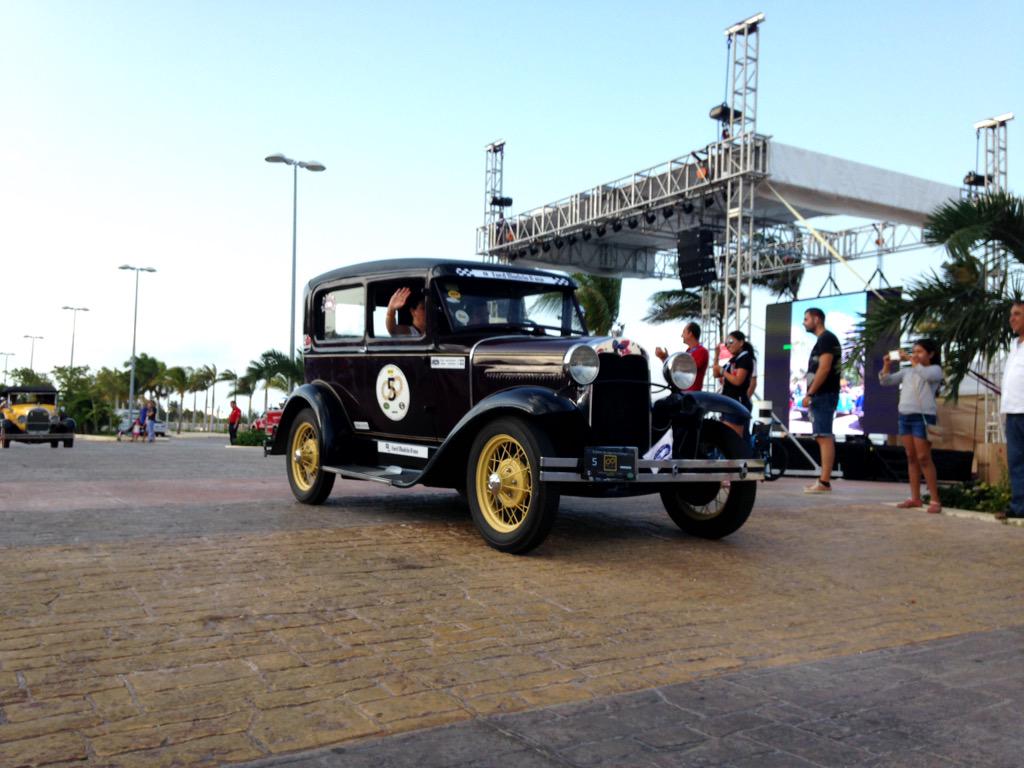 El primer auto en llegar a Cancún 