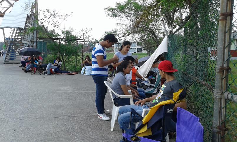 Jóvenes esperan alcanzar fichas para ingresar a la facultad de medicina.