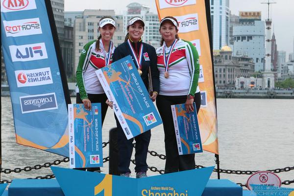 Linda Ochoa y Stephanie Salinas en el podio 