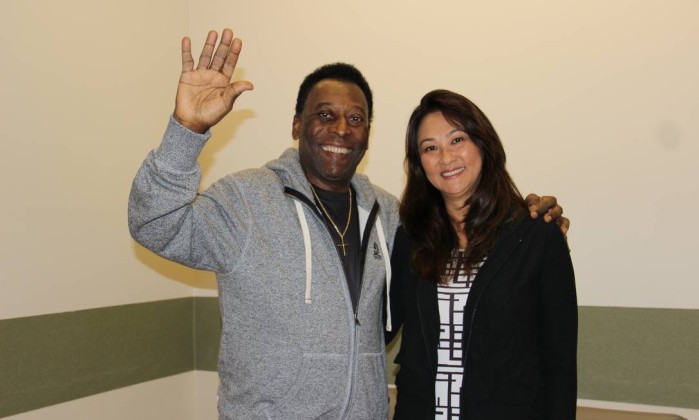 Pelé salió del Hospital acompañado de su pareja, Márcia 