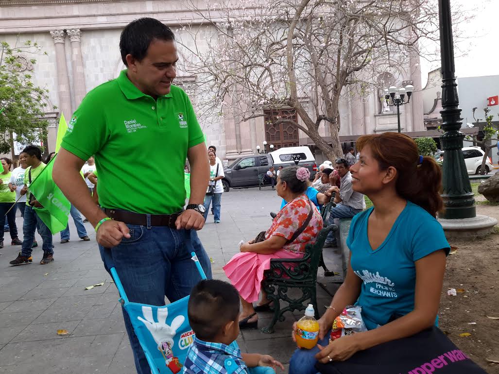El candidato del PVEM recorrió la plaza de Armas en Tampico.
