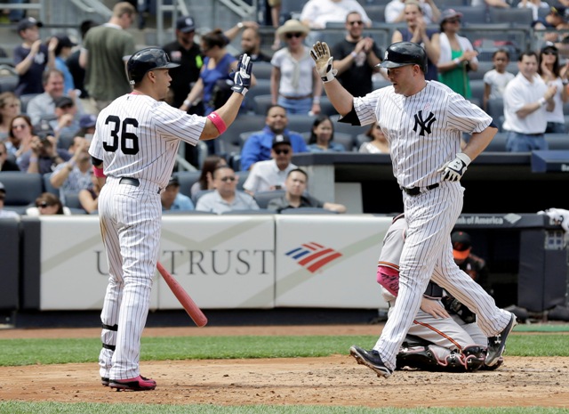 Carlos Beltrán y Brian McCann celebran el triunfo de los 'Mulos de Manhattan'