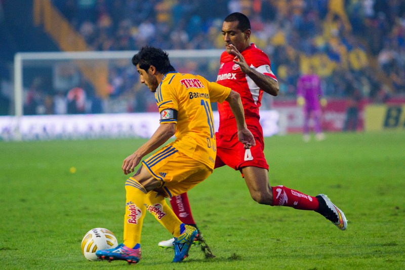 Damián Álvarez cubriendo el balón, ante la marca del defensor "Choricero" Paulo Da Silva.