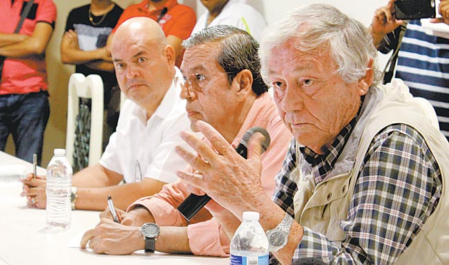 El funcionario (derecha) reiteró que fue una determinación personal y que no incidieron las protestas. 