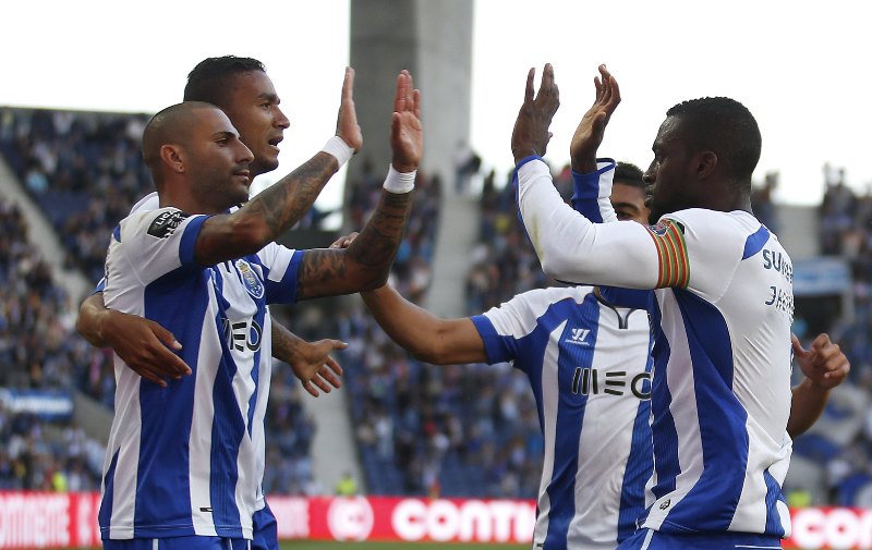 Jugadores del Porto celebran un gol de Jackson Martínez 