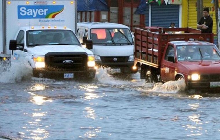 La saturación de los drenes pluviales genera inundaciones.